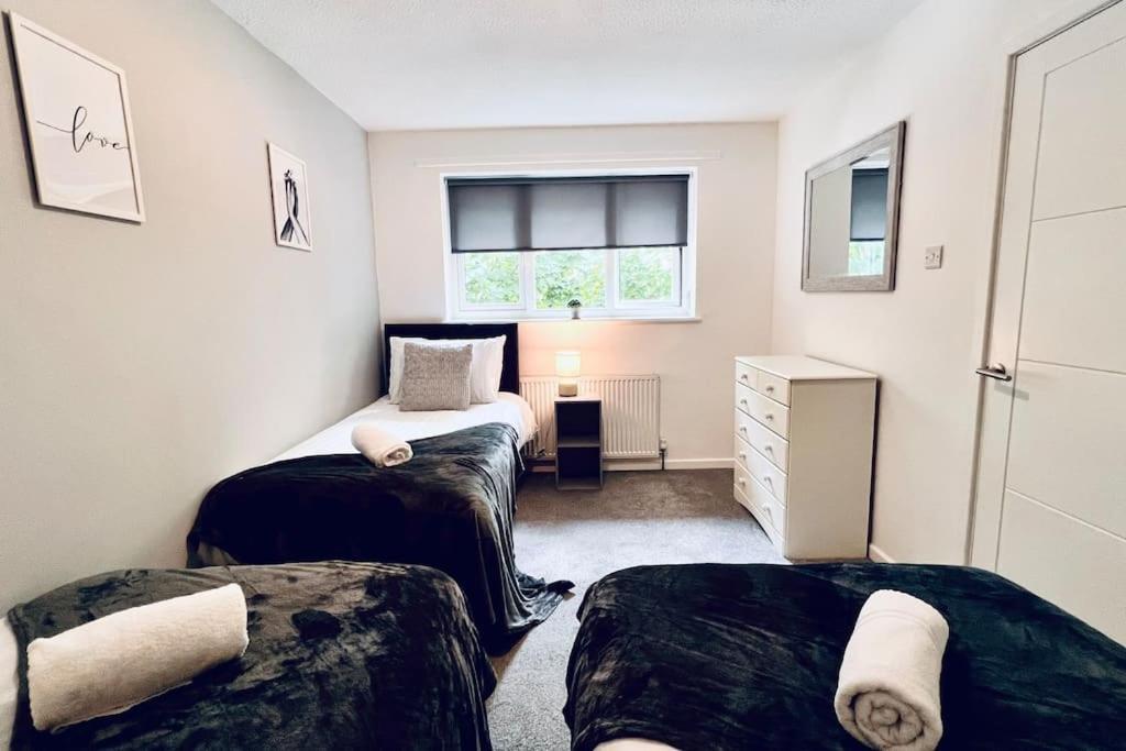 Urban Bliss Stylish Townhouse With Free Parking For A Convenient City Stay Liverpool Bagian luar foto
