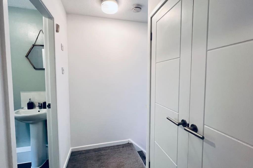 Urban Bliss Stylish Townhouse With Free Parking For A Convenient City Stay Liverpool Bagian luar foto