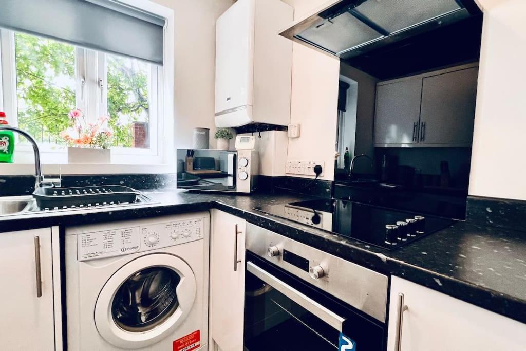 Urban Bliss Stylish Townhouse With Free Parking For A Convenient City Stay Liverpool Bagian luar foto