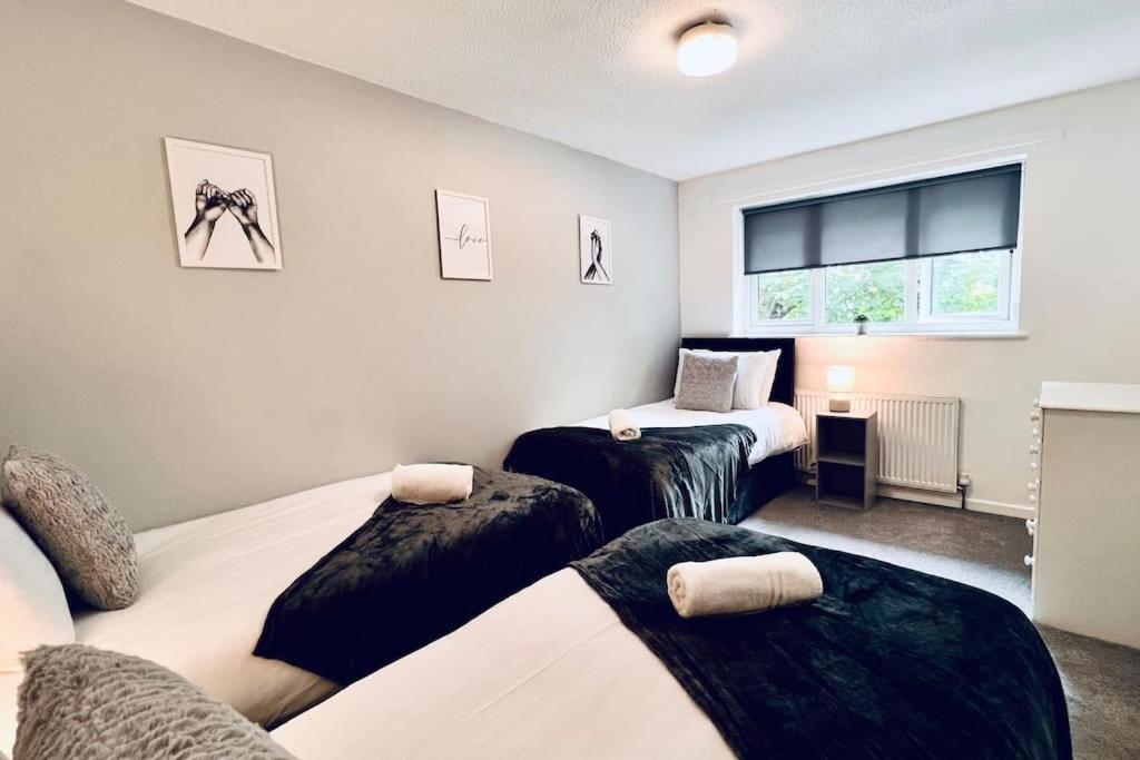 Urban Bliss Stylish Townhouse With Free Parking For A Convenient City Stay Liverpool Bagian luar foto