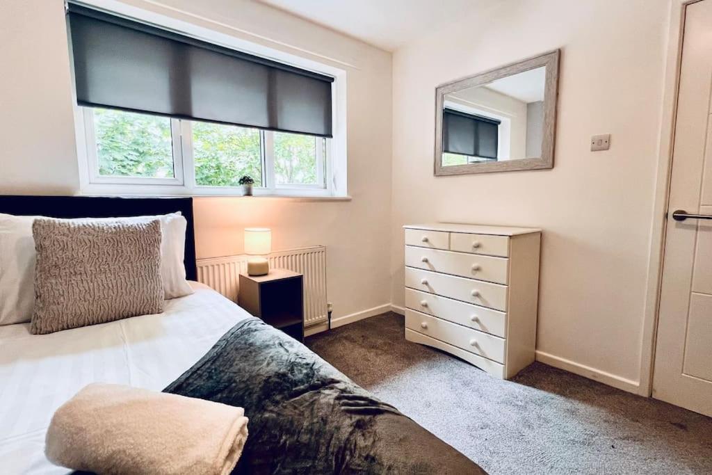Urban Bliss Stylish Townhouse With Free Parking For A Convenient City Stay Liverpool Bagian luar foto