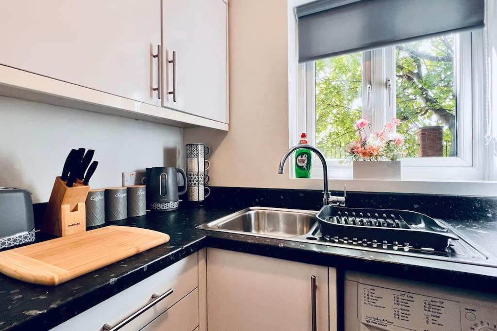 Urban Bliss Stylish Townhouse With Free Parking For A Convenient City Stay Liverpool Bagian luar foto