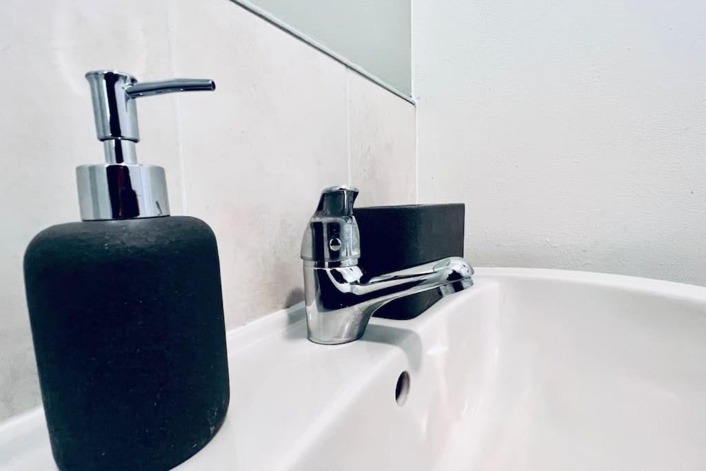 Urban Bliss Stylish Townhouse With Free Parking For A Convenient City Stay Liverpool Bagian luar foto