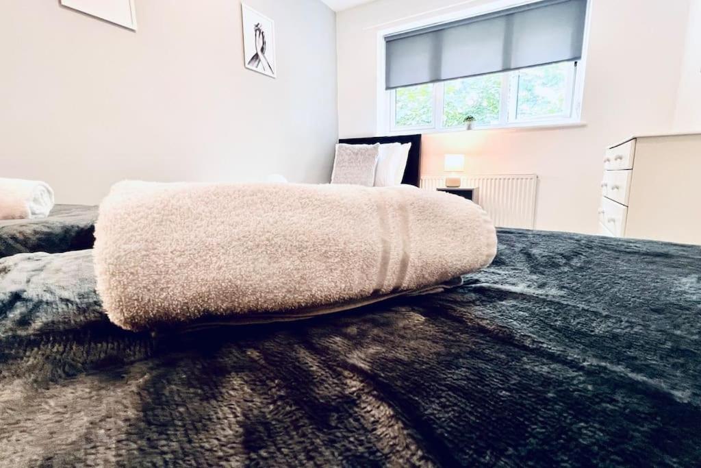 Urban Bliss Stylish Townhouse With Free Parking For A Convenient City Stay Liverpool Bagian luar foto