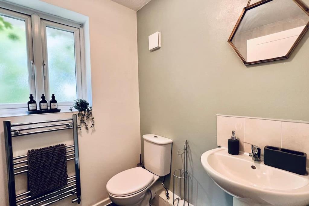 Urban Bliss Stylish Townhouse With Free Parking For A Convenient City Stay Liverpool Bagian luar foto
