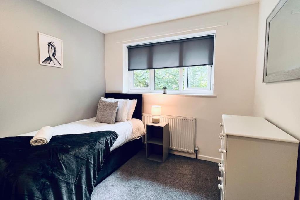 Urban Bliss Stylish Townhouse With Free Parking For A Convenient City Stay Liverpool Bagian luar foto